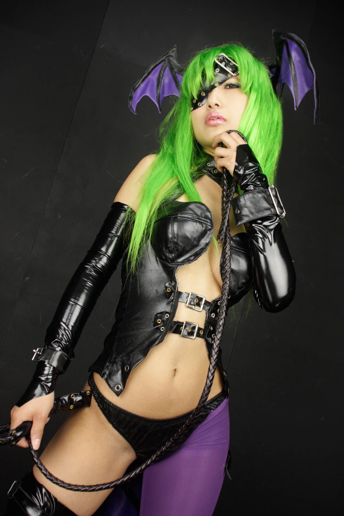 [Cosplay]  Darkstalkers  Morrigan with great body in latex